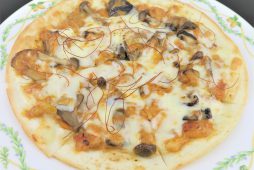 木ノ子とサーモンのトマトクリームソースのピザ