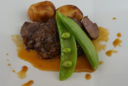 ラム肩ロースのステーキ　行者にんにくソース
