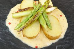 アスパラとベイクドポテトのベーコンクリームソース