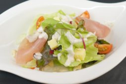 生ハムとナッツのチーズサラダ
