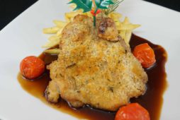 チキンレッグの香草パン粉焼きはちみつ風味のマデラソース