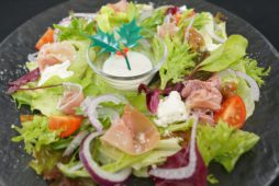 2種の生ハムとクリームチーズとイチジクのXmasリースサラダ