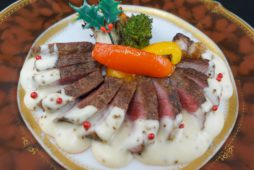 十勝牛のローストペッパーチーズソース