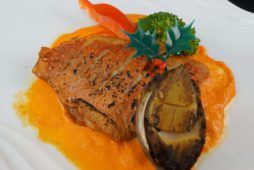 金目鯛と蝦夷アワビのポワレ赤パプリカとクリームチーズ