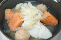 北海道汁（鮭タラカニつみれ）