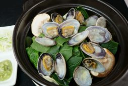 道産アサリと春キャベツ、ほうれん草のわさび鍋