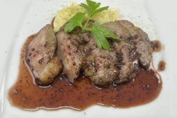 ラム肉のステーキ　赤ﾜｲﾝﾏｽﾀｰﾄﾞｿｰｽ