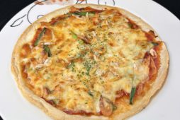知内産ニラと桜エビのピザ