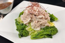 菜の花と春キャベツ、八雲豚バラの四川風ソース