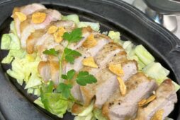 森町産ひこま豚ロース鉄板ステーキキトビロ入和風ソース