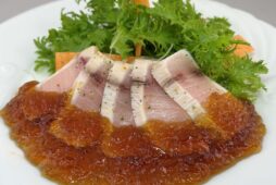 カジキマグロのタタキワサビ菜サラダ仕立て