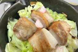 かぶの八雲産豚バラ肉巻き桜風味庵掛け
