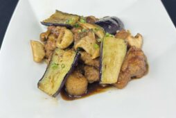 豚肩ロースと道産キノコと茄子の黒胡椒炒め