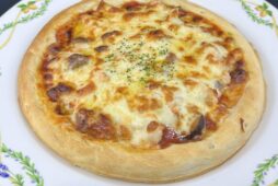 蒸しドリとキノコトマトソースのもちもちピザ