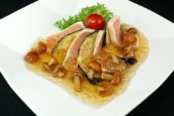 カジキマグロのタタキと揚げ茄子の冷製なめこソース